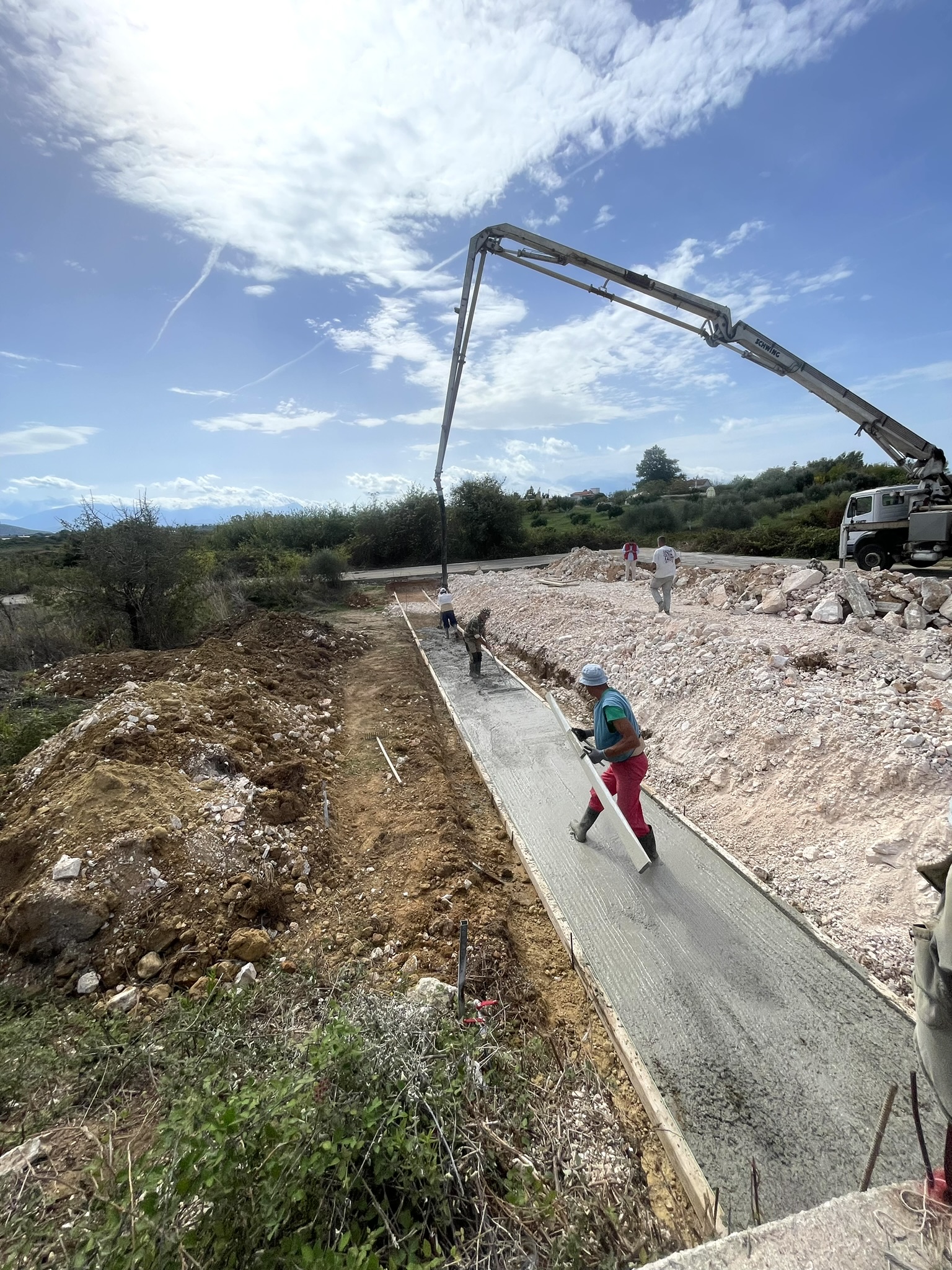 Εργάτες τοποθετούν στρώση υδρομόνωσης σε CLT δώμα: κλειδί για νησιωτικό κλίμα