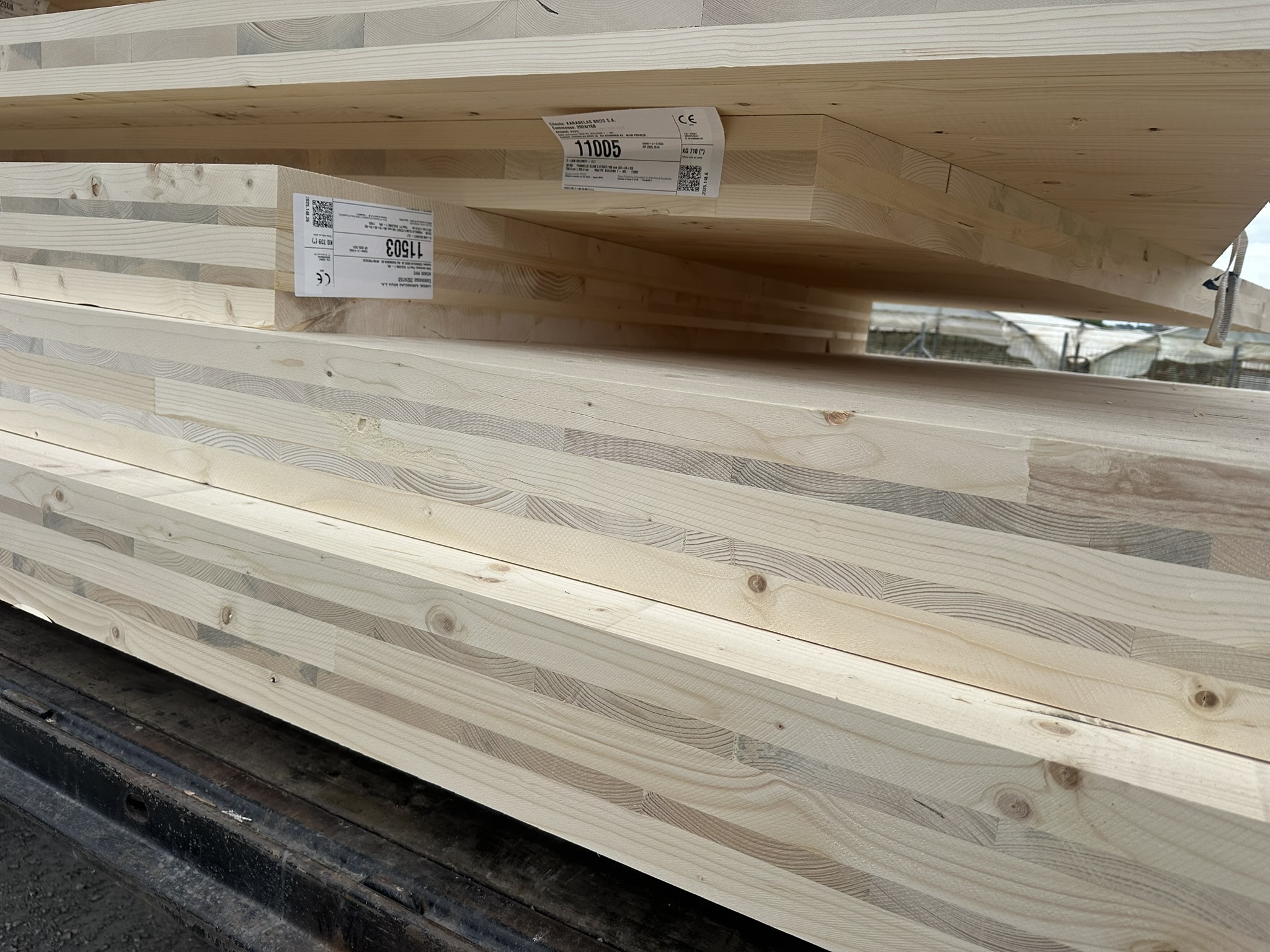 Φορτηγό γεμάτο CLT panels σε ελληνικό δρόμο προς εργοτάξιο