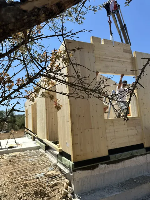 Κατασκευή του ξύλινου σπιτιού CLT στη Βασιλική Λευκάδας (4)