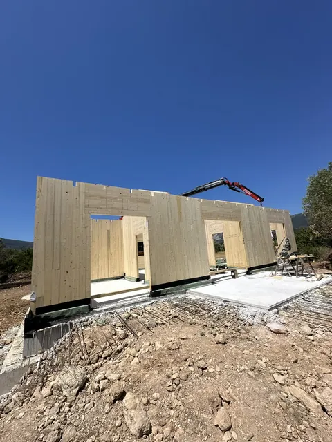 Κατασκευή του ξύλινου σπιτιού CLT στη Βασιλική Λευκάδας (5)