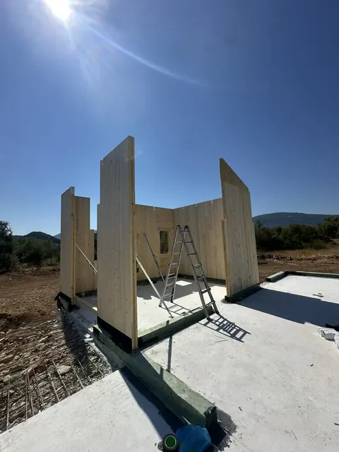 Κατασκευή του ξύλινου σπιτιού CLT στη Βασιλική Λευκάδας (12)