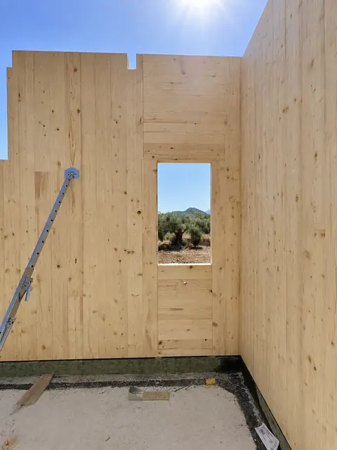 Κατασκευή του ξύλινου σπιτιού CLT στη Βασιλική Λευκάδας (1)