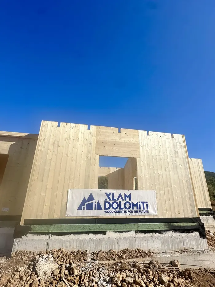 Ολοκληρωμένο κέλυφος του ξύλινου σπιτιού CLT στη Βασιλική Λευκάδας