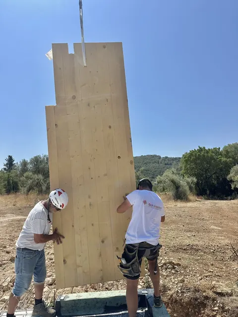 Η ομάδα συναρμολογεί τα CLT πάνελ στη Βασιλική Λευκάδας (1)