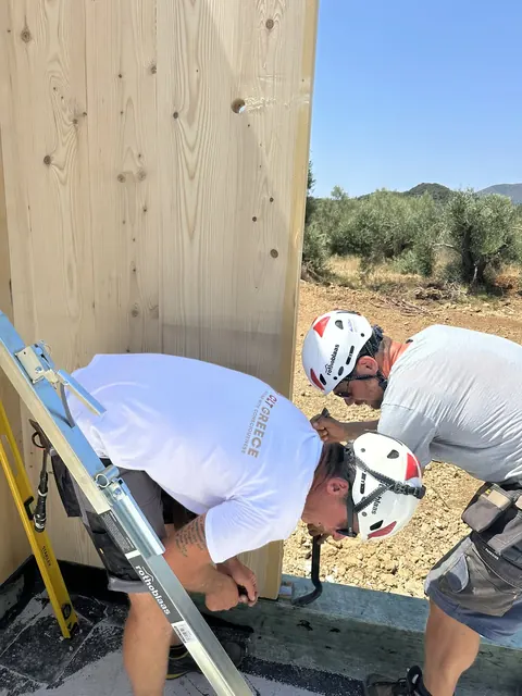 Η ομάδα συναρμολογεί τα CLT πάνελ στη Βασιλική Λευκάδας (2)