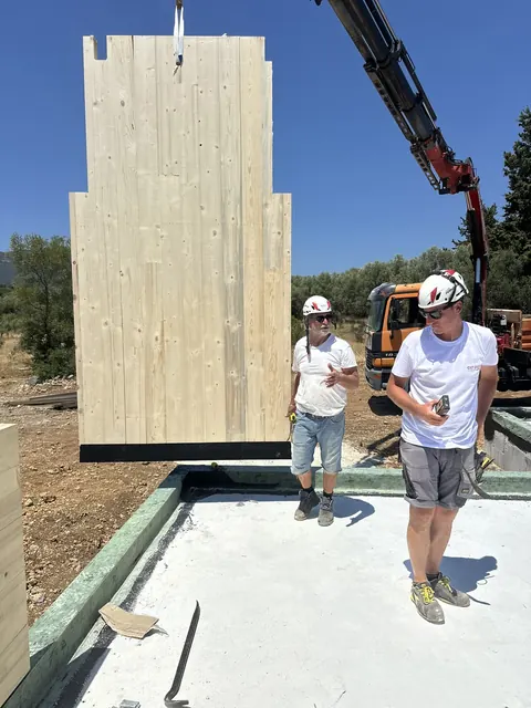 Η ομάδα συναρμολογεί τα CLT πάνελ στη Βασιλική Λευκάδας (3)