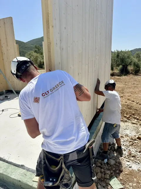 Η ομάδα συναρμολογεί τα CLT πάνελ στη Βασιλική Λευκάδας (4)