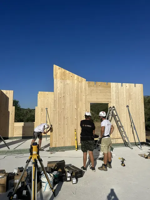 Η ομάδα συναρμολογεί τα CLT πάνελ στη Βασιλική Λευκάδας (10)