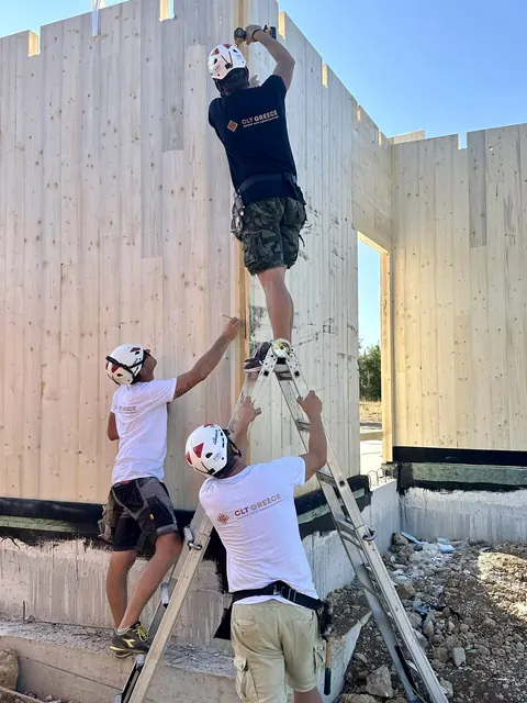 Η ομάδα συναρμολογεί τα CLT πάνελ στη Βασιλική Λευκάδας (13)